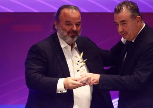 Η βράβευση και η ομιλία του Μάριου Ηλιόπουλου στα βραβεία ΠΣΑΤ (VIDEO)