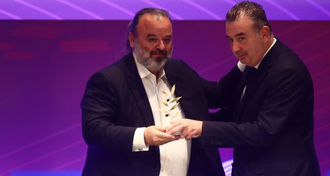 Η βράβευση και η ομιλία του Μάριου Ηλιόπουλου στα βραβεία ΠΣΑΤ (VIDEO)