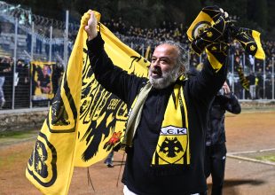 Οι πανηγυρισμοί του Ηλιόπουλου μετά τη νίκη της ΑΕΚ – Συνεχάρη Αλμέιδα, παίκτες και έγινε ένα με τον κόσμο (VIDEO)