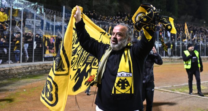 Οι πανηγυρισμοί του Ηλιόπουλου μετά τη νίκη της ΑΕΚ – Συνεχάρη Αλμέιδα, παίκτες και έγινε ένα με τον κόσμο (VIDEO)
