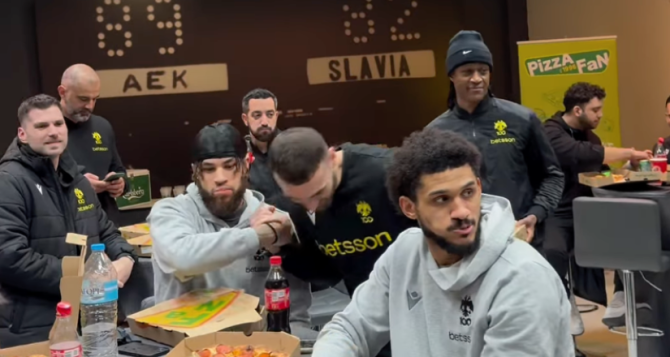 Το Secret Santa και οι… ευχές της Βασίλισσας (VID)