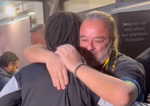 Οι αγκαλιές του Ηλιόπουλου πριν φύγουν απ’ την Τούμπα και το… πείραγμα στον Φερνάντες (VID)