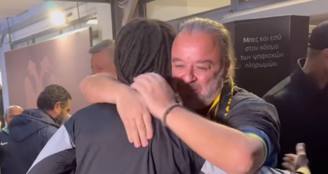 Οι αγκαλιές του Ηλιόπουλου πριν φύγουν απ’ την Τούμπα και το… πείραγμα στον Φερνάντες (VID)