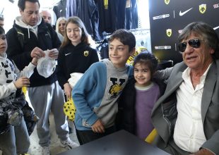 Πλήθος κόσμου στο ΑΕΚ Store για τον Θ(ε)ωμά Μαύρο (ΦΩΤΟ)