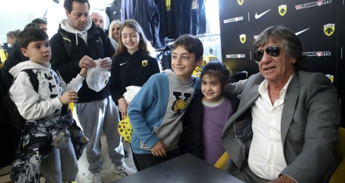 Πλήθος κόσμου στο ΑΕΚ Store για τον Θ(ε)ωμά Μαύρο (ΦΩΤΟ)