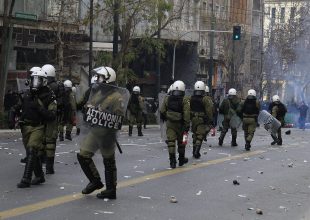 Τέμπη: Απρόκλητη επίθεση των ΜΑΤ σε ειρηνικούς διαδηλωτές
