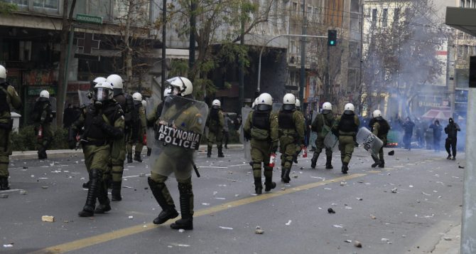 Τέμπη: Απρόκλητη επίθεση των ΜΑΤ σε ειρηνικούς διαδηλωτές