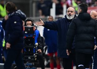 «Ομορφιές» πίσω από τον πάγκο της ΑΕΚ – Κίτρινη στον Αλμέιδα (ΦΩΤΟ)