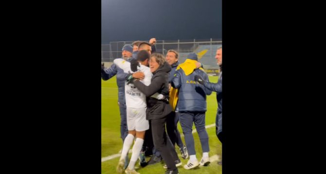 Oι κιτρινόμαυροι πανηγυρισμοί στα γκολ και η αγκαλιά Ελίασον-Αλμέιδα μετά το 2-0 (VIDEO)