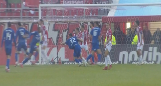 Τρομερά πράγματα στις Σέρρες: Πέναλτι μαϊμού στον Ολυμπιακό μέσω VAR Τρομερά πράγματα στις Σέρρες: Πέναλτι μαϊμού στον Ολυμπιακό μέσω VAR