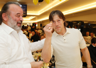 Η παράδοση της «χρυσής λίρας» σε Αλμέιδα και παίκτες απ’ τον Ηλιόπουλο (VID)