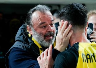 Δίπλα σε Αλμέιδα και παίκτες ο Ηλιόπουλος