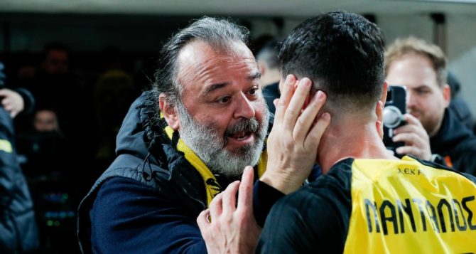 Δίπλα σε Αλμέιδα και παίκτες ο Ηλιόπουλος