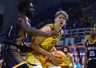 Πρόστιμο στην ΑΕΚ Betsson για υβριστικά συνθήματα στο ματς με τον Προμηθέα