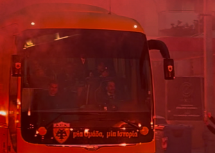 Πανζουρλισμός με την άφιξη του πούλμαν της ΑΕΚ (VIDEO)