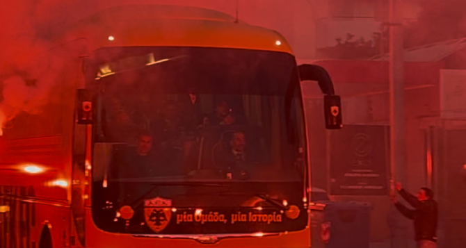 Πανζουρλισμός με την άφιξη του πούλμαν της ΑΕΚ (VIDEO)