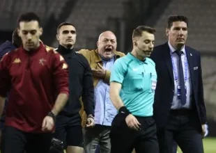 Athens Kallithea – Βόλος: Ο Μπέος διαμαρτυρήθηκε έντονα στον Βεργέτη μετά το φινάλε του ματς