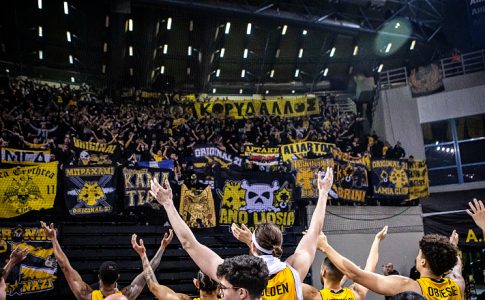 Μια γροθιά παίκτες και κόσμος: Αποθέωση και τραγούδι μετά το τέλος της αναμέτρησης με την Άλμπα (VID)