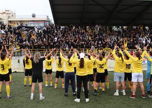 Αποθέωση και ξέφρενο πάρτι για τις πρωταθλήτριες της ΑΕΚ! (VIDS)