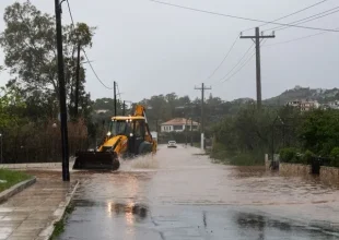 Καιρός: Έντονα φαινόμενα μέχρι το μεσημέρι – Πού θα “χτυπήσουν”
