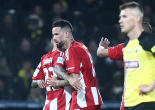 Aδράνησε όλη η άμυνα της ΑΕΚ και ο Βέλντε άνοιξε το σκορ (VIDEO)