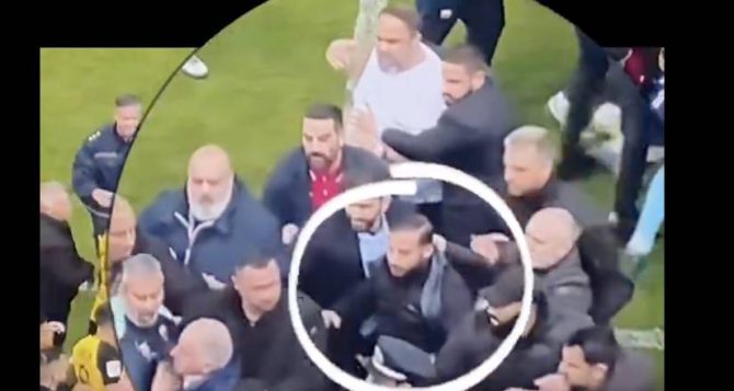 Η στιγμή που οι «μπράβοι» κάνουν ντου στους παίκτες της ΑΕΚ (VID)