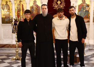 Η ΑΕΚ δίπλα στον συνάνθρωπο, τρεις ποδοσφαιριστές της μοίρασαν «Δέματα Αγάπης»