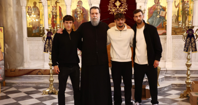 Η ΑΕΚ δίπλα στον συνάνθρωπο, τρεις ποδοσφαιριστές της μοίρασαν «Δέματα Αγάπης»