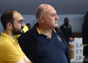 Τούρτα-έκπληξη στον Παπασταμάτη μετά το τέλος του ματς (VID)