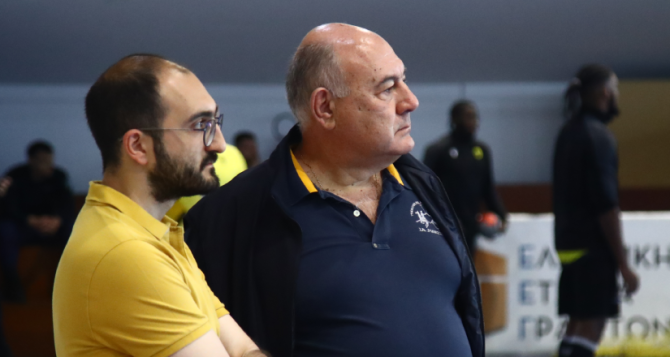 Τούρτα-έκπληξη στον Παπασταμάτη μετά το τέλος του ματς (VID)