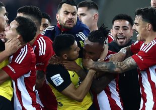 Διεθνώς ξεφτίλα: «Ο Μαρτίνς άρπαξε από τον λαιμό τον Πινέδα»