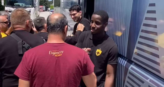 Χάντμπολ: Η αποστολή της ΑΕΚ πέρασε τα σύνορα και μπήκε Ελλάδα – Αποθεώθηκε απ’ τον κόσμο