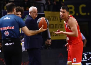 Θλιβερές προκλήσεις από Λαρεντζάκη: Έδειξε στον κόσμο το σήμα του Ολυμπιακού!