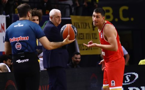 Θλιβερές προκλήσεις από Λαρεντζάκη: Έδειξε στον κόσμο το σήμα του Ολυμπιακού!