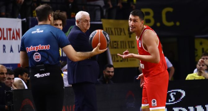 Θλιβερές προκλήσεις από Λαρεντζάκη: Έδειξε στον κόσμο το σήμα του Ολυμπιακού!
