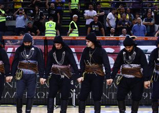 ΑΕΚ – Προμηθέας: Ενός λεπτού σιγή και πυρρίχιος για την Μνήμη των Ποντίων (pics + vid)