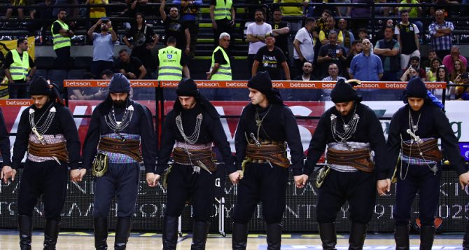 ΑΕΚ – Προμηθέας: Ενός λεπτού σιγή και πυρρίχιος για την Μνήμη των Ποντίων (pics + vid)