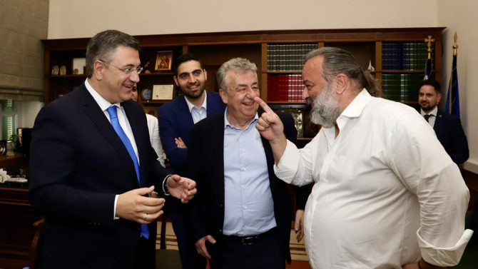 Τράβηξε τα βλέμματα η παρουσία – έκπληξη του Μάριου Ηλιόπουλου στη Περιφέρεια Κρήτης! (pics)