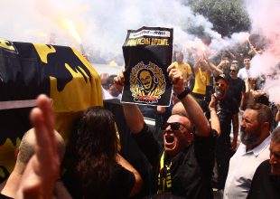 Συγκίνηση: Οι οπαδοί της ΑΕΚ συνοδεύουν τη σωρό του Χατζηχρήστου στο Δωματιάκι (VIDEO)