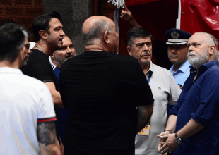 Οι διαιτητές έσπρωχναν τον Ολυμπιακό και αυτοί ήθελαν κι’ άλλο… – Έκαναν ντου και «φώναζαν»