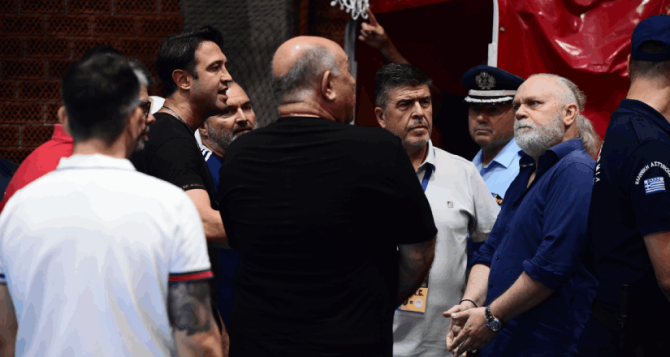 Οι διαιτητές έσπρωχναν τον Ολυμπιακό και αυτοί ήθελαν κι’ άλλο… – Έκαναν ντου και «φώναζαν»
