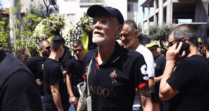 Στη κηδεία του Χατζηχρήστου ο Ντόκεν – Στεφάνια από Θύρα 7 και Θύρα 13 (ΦΩΤΟ)