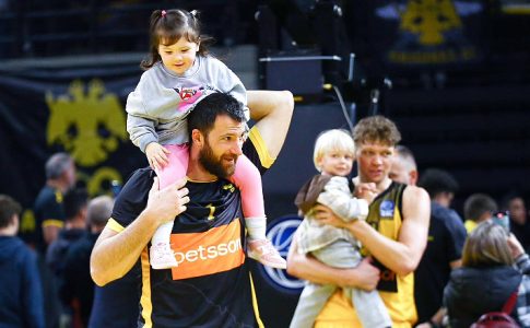 AEK Betsson: «Χρόνια πολλά σε όλους τους μπαμπάδες» (ΦΩΤΟ)