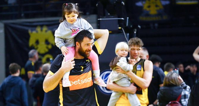 AEK Betsson: «Χρόνια πολλά σε όλους τους μπαμπάδες» (ΦΩΤΟ)