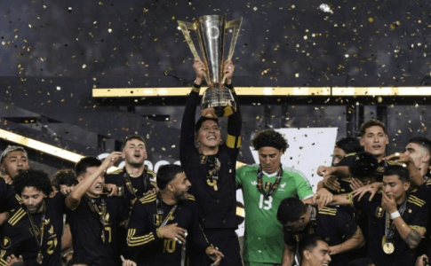 Σήκωσε το Gold Cup ο Πινέδα με το Μεξικό – Το γλέντησε με την ψυχή του