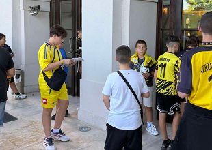Αποθέωση στο ξενοδοχείο της ΑΕΚ κατά την αναχώρηση για την AEL FC Arena (VID)