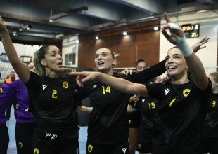 Οι έξαλλοι πανηγυρισμοί των παικτριών της ΑΕΚ μαζί με τον κόσμο (VIDEO)