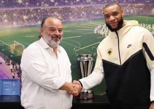 Μουκουντί: «Πολύ χαρούμενος που συνεχίζω – Μόνο ΑΕΚ» (ΦΩΤΟ)