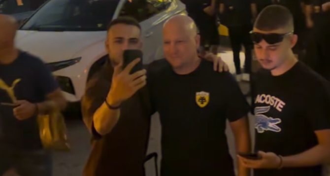Θερμή υποδοχή στην αποστολή της ΑΕΚ στη Λάρισα (VIDEO)