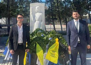 Κατάθεση στεφάνου από την Ερασιτεχνική (PICS)